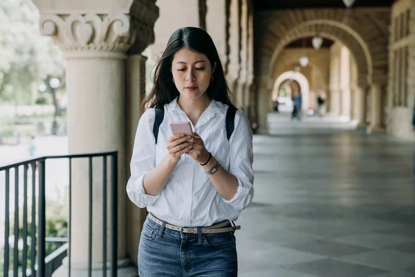 Joven Hermosa Estudiante Universitaria Camisa Jeans Usando Mensaje Texto Del — Foto de Stock