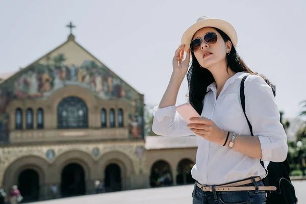 Aziatische Meisje Toeristische Dragen Zonnebril Stro Hoed Met Behulp Van — Stockfoto