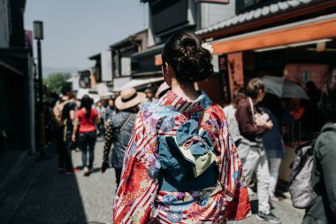 arkadan görünüşü kiyomizu zaka sokak yürüyüş çiçek kimono elbiseli Japon Genç kız. kadın birleştirmek kyoto Japonya'da eski iç içedir şehir Festivali. Turistik gezi Japon kültürünü.