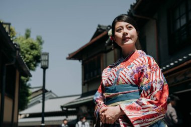 Eski şehirde kimono elbise güneşli günde duran güzel Japonca genç kadın. geleneksel bez kiyomizu zaka ahşap tarafından çevreleyen sokak içinde etrafa güzel Bayan kyoto ev.