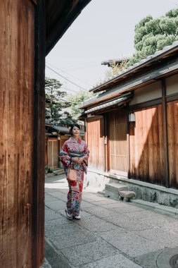 renkli kimono elbise ishibe sokak kyoto Japonya ahşap evi tarafından geçit çevreleyen üzerinde yürüyen kadın yerel halkın tam uzunlukta. geleneksel bez güzel Japon Bayan sakin ol.