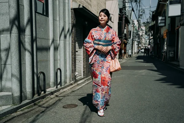 Πλήρες Μήκος Από Νεαρός Ιαπωνική Κορίτσι Κιμονό Χαμογελώντας Περπατώντας Στο — Φωτογραφία Αρχείου