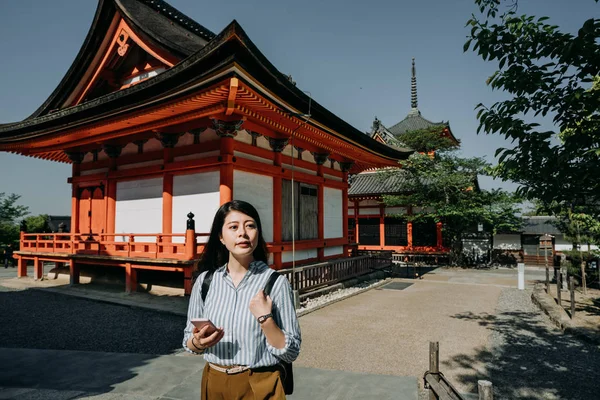 Femmina Asiatico Turista Controllo Gps Smart Phone Strada Luogo Turistico — Foto Stock