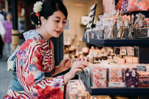 Mooie Lokale Japanse Dame Kopen Zakdoek Speciale Shop Leverancier Zomerfestival — Stockfoto