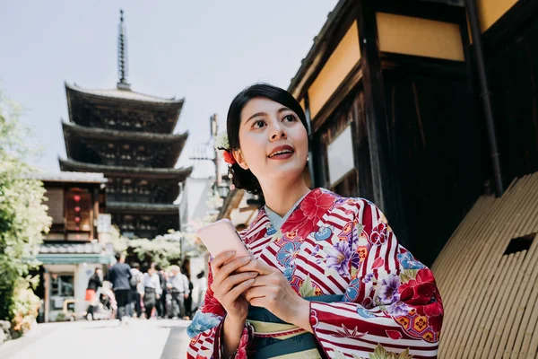 Woman Japanese Colorful Traditional Dress Cloth Using Cellphone Standing Yasaka — Stock Photo, Image