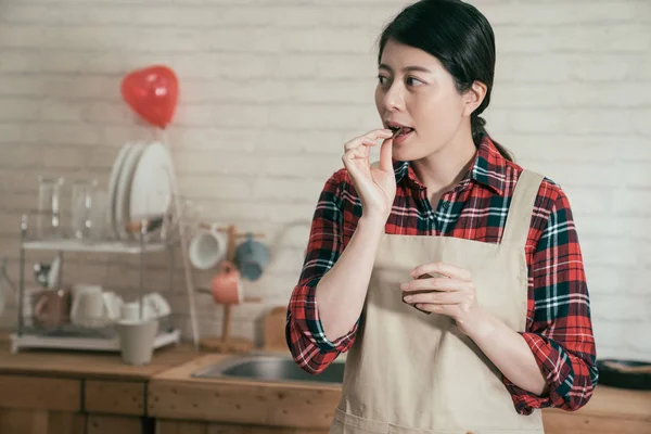 Cocinera Joven Delantal Comiendo Chocolate Degustación Mientras Que Postre Hecho — Foto de Stock