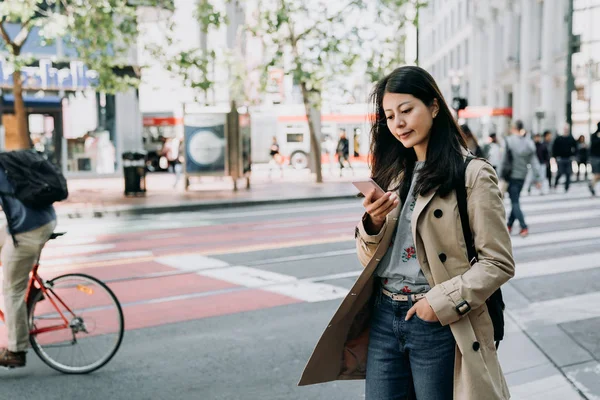 Elegante Asiático Oficina Dama Pie Ciudad Calle Utilizando Teléfono Celular — Foto de Stock