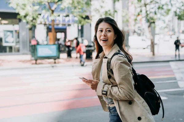旅行女性背包客拿着手机搜索路线在线地图应用程序愉快地走在路上 美丽的女人游客使用智能手机携带包快乐观光城市旧金山 — 图库照片