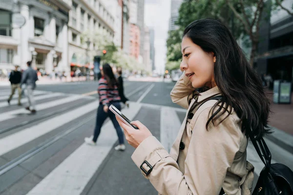 Elegant Office Lady Walking Zebra Cross Using Cellphone Happy Receive — Stock Photo, Image