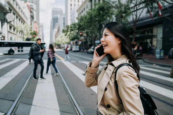 Щаслива Азіатська Жінка Працівник Розмовляє Мобільному Телефоні Весело Спілкуючись Друзями — стокове фото