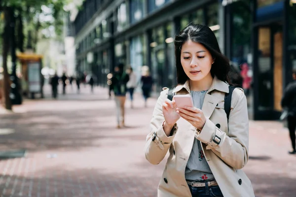 Happy Asijské Podnikatelka Sms Zprávy Onine Mobil Stojící Chodníku Bude — Stock fotografie