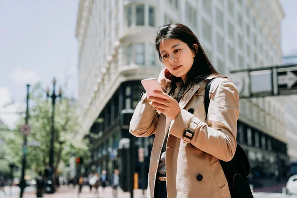 Joven Hermosa Mujer Asiática Turista Con Teléfono Móvil Lectura Guía — Foto de Stock