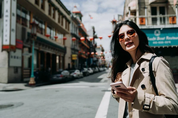 Happy Young Woman Sunglasses Enjoying Weekends Spending Time Outdoors Holding — Stock Photo, Image