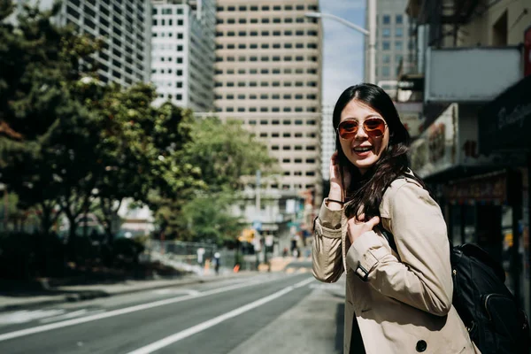 Young Asian Lady Backpacker Sunglasses Face Camera Smiling Charming Girl — Stock Photo, Image