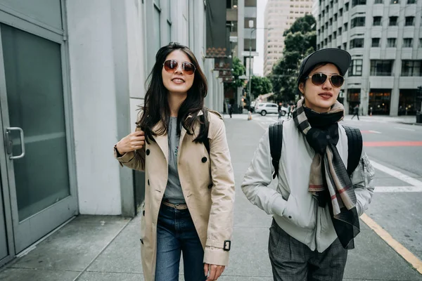 Grupo Mujeres Jóvenes Viajeros Caminando Por Calle Con Gafas Sol —  Fotos de Stock