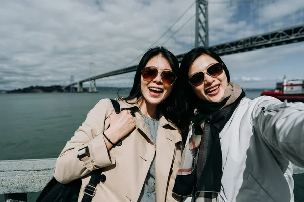 Duas Meninas Asiáticas Alegres Alegres Com Óculos Sol Tomando Selfie — Fotografia de Stock