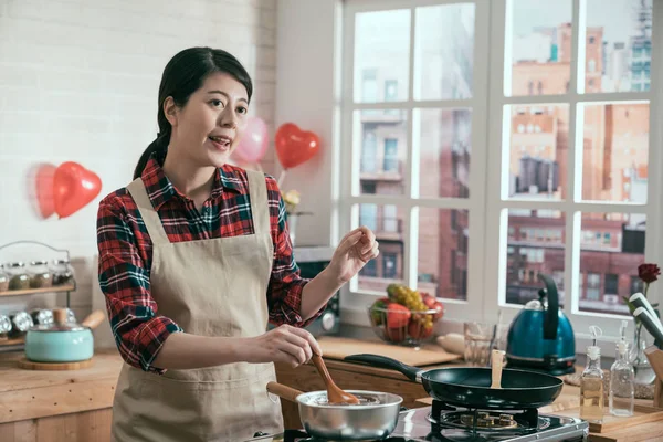 Feliz Mujer Asiática Ama Casa Delantal Cocina Haciendo Chocolate Fusión — Foto de Stock
