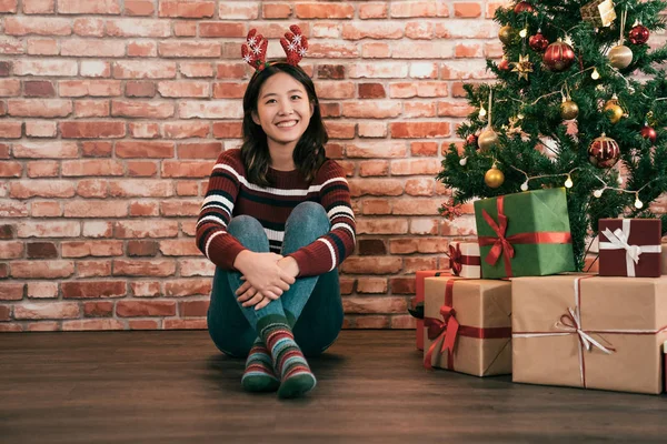 Ragazza Rilassarsi Vicino Decorato Concetto Albero Natale Attesa Natale Felice — Foto Stock