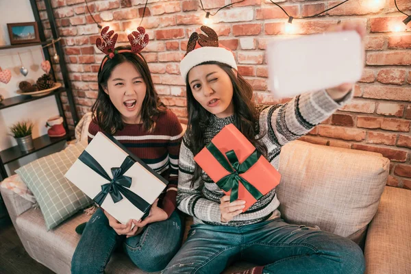 Xmas Fest Och Semester Koncept Glad Asiatiska Vänner Med Presentaskar — Stockfoto