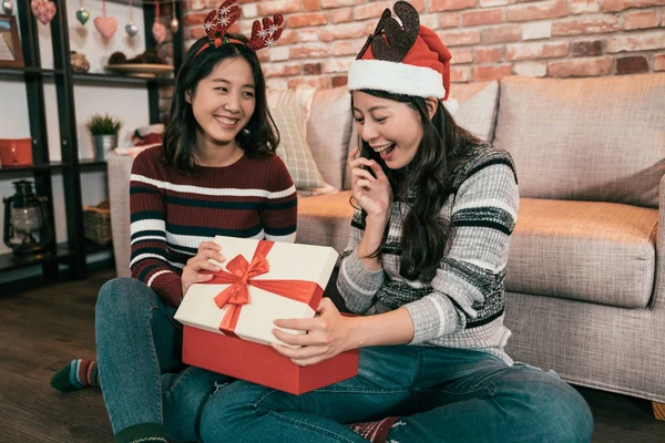 Grupp Två Asiatiska Tjejer Firar God Jul Och Glad Semester — Stockfoto