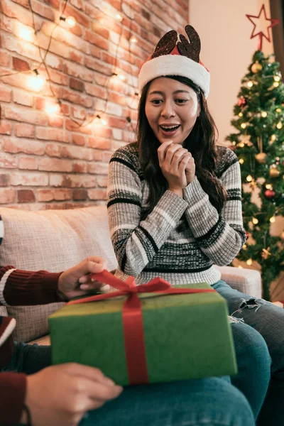 Överraskade Leende Kvinna Och Syster Med Jul Presentbox Öppning Dra — Stockfoto