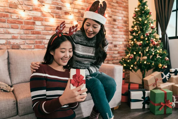 Deux Jolies Sœurs Célébrant Noël Ensemble Assis Près Sapin Nouvel — Photo