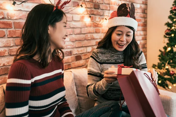 Asiatique Jeune Femme Shopping Ligne Vente Noël Reçu Des Cadeaux — Photo