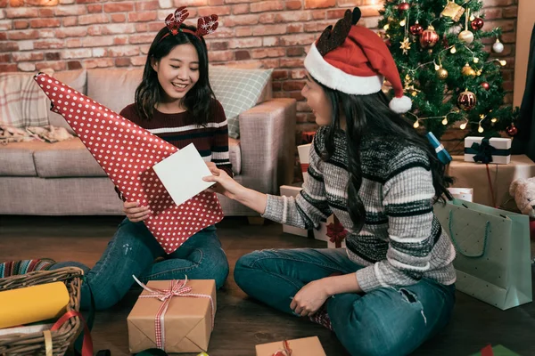 Felice Asiatiche Amiche Che Preparano Regali Natale Casa Soggiorno Besties — Foto Stock