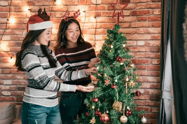 Vackra Unga Asiatiska Flickor Dekorera Julgran Arrangera Ljus Och Roligt — Stockfoto