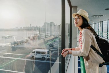 modern Uluslararası Havaalanı iç kadın yolcu hava gate Köprüsü Havacılık mimarisi kullanarak önlük yatılı uçak için süre dışında seyir merakla Küpeşte güvenerek ile görünümü oluşturma
