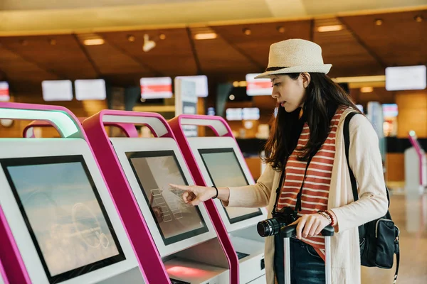 Młodych Azjatyckich Kobiet Podróżujących Pomocą Wyboru Samoobsługi Maszynie Holu Lotniska — Zdjęcie stockowe