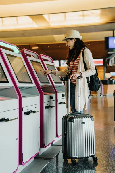 Comprimento Total Jovem Mulher Feliz Usando Máquina Check Lobby Aeroporto — Fotografia de Stock