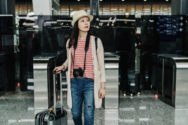 Uso Turístico Feminino Portão Aeroporto Internacional Taiwan Principal Hub Internacional — Fotografia de Stock