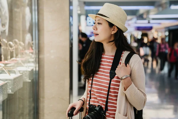 Asian Female Travel Photographer Standing Showing Window Watch Jewelry Shop — Stock Photo, Image