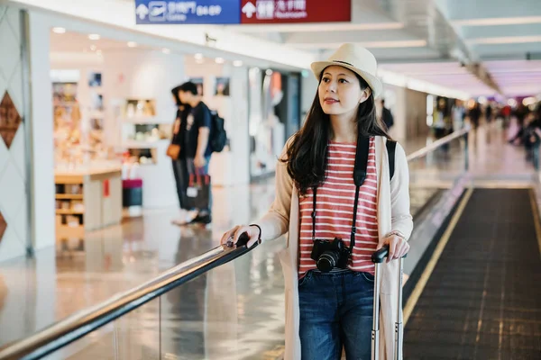 Beautiful Asian Travel Woman Casual Style Holding Handrail Window Shopping — Stock Photo, Image