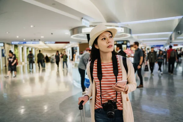 Pasajeros Extranjeros Caminando Pidiendo Información Escritorio Asistente Ayuda Fondo Chica — Foto de Stock