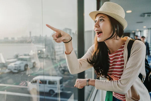 Menina Embarque Turístico Para Aeronaves Aeroporto Usando Ponte Embarque Curioso — Fotografia de Stock