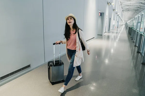 Comprimento Total Feliz Japonês Menina Viajante Mantendo Luggages Enquanto Caminhava — Fotografia de Stock
