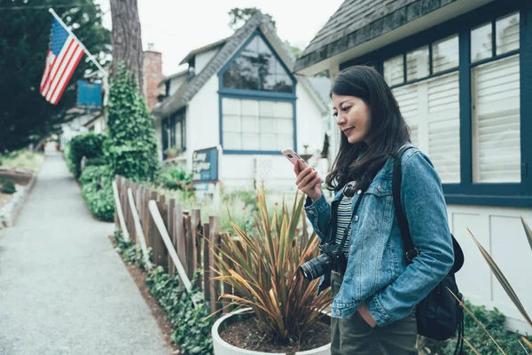 Young Local Woman Standing Street Road Garden Plants American Style — Stock Photo, Image