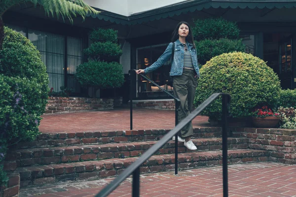 Longitud Completa Joven Elegante Dama Local Caminando Por Escaleras Ladrillo — Foto de Stock