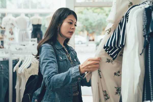 Jovem Coreana Olhando Através Novas Roupas Durante Compras Loja Roupas — Fotografia de Stock