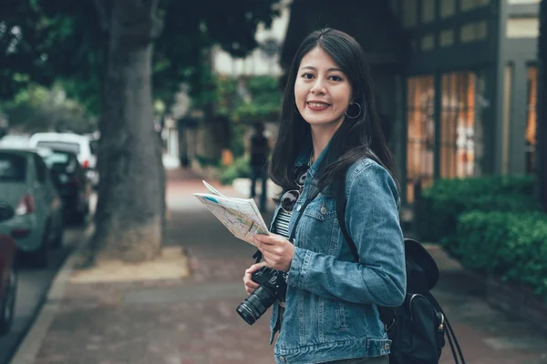 年轻的中国女游客站在街上背着背包拿着地图地理 女旅游摄影师参观卡梅尔由海洋老城国家在美国面对着摄像微笑 快乐的女孩在路上 — 图库照片