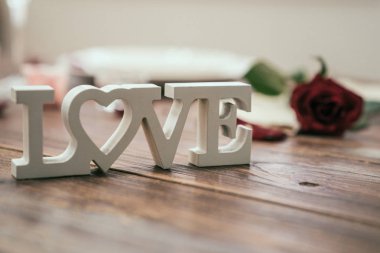 ahşap masanın üzerine koyarak beyaz tuğla mektubu aşk