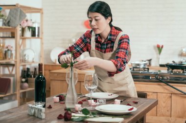Sevgililer günü için dekore edilmiş ev kadını tablosu 