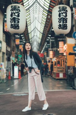 Yerel pazara girişte duran fotoğrafçı