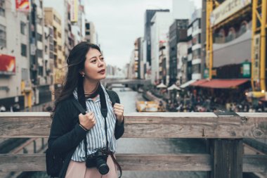 Şehir osaka Japonya'nın yalnız düşünceli kadın.
