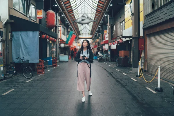 Turista caminando cerca japonés tradicional mercado — Foto de Stock