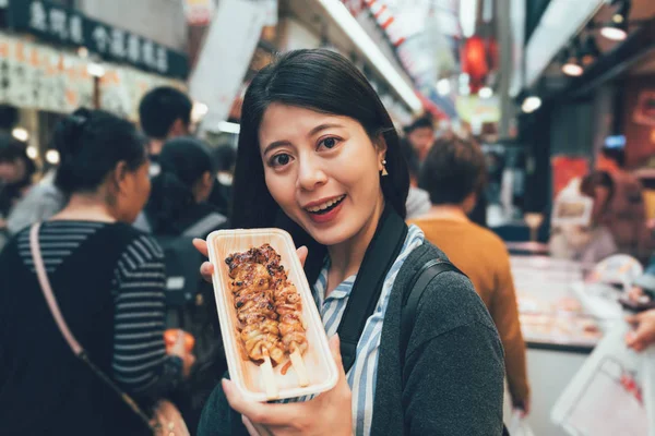 Tourist smiling sharing delicious yakitori — Stock Photo, Image
