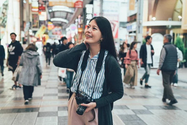 Jente som står på gata i et kjøpesenter – stockfoto