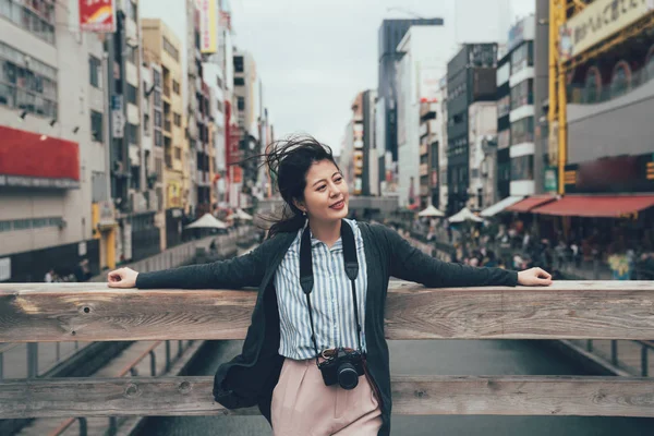 Relaxed travel woman standing leaning on bridge — Stock Photo, Image